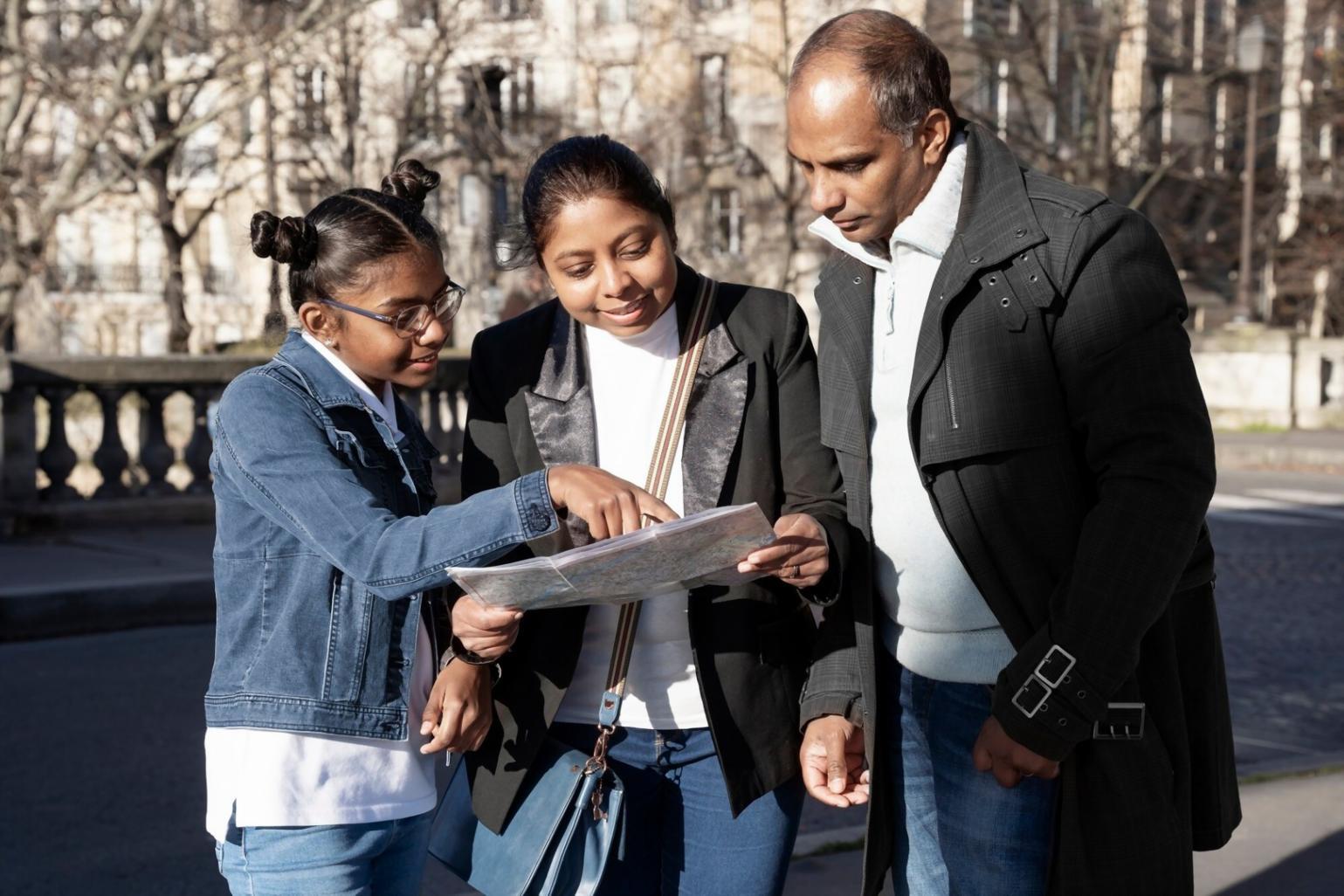 Estudiante revisando materiales personalizados en diferentes formatos
